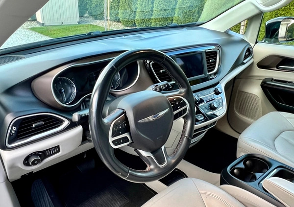 Chrysler Pacifica cena 86900 przebieg: 232231, rok produkcji 2018 z Czarne małe 781